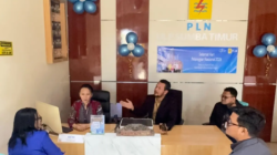 Mendengar Sepenuh Hati, Manajemen PLN Sumba Timur Menyapa Pelanggan di Hari Spesial