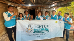 PLN UP2B NTT Terangi Impian Keluarga Prasejahtera di Hari Listrik Melalui Program Light Up The Dream